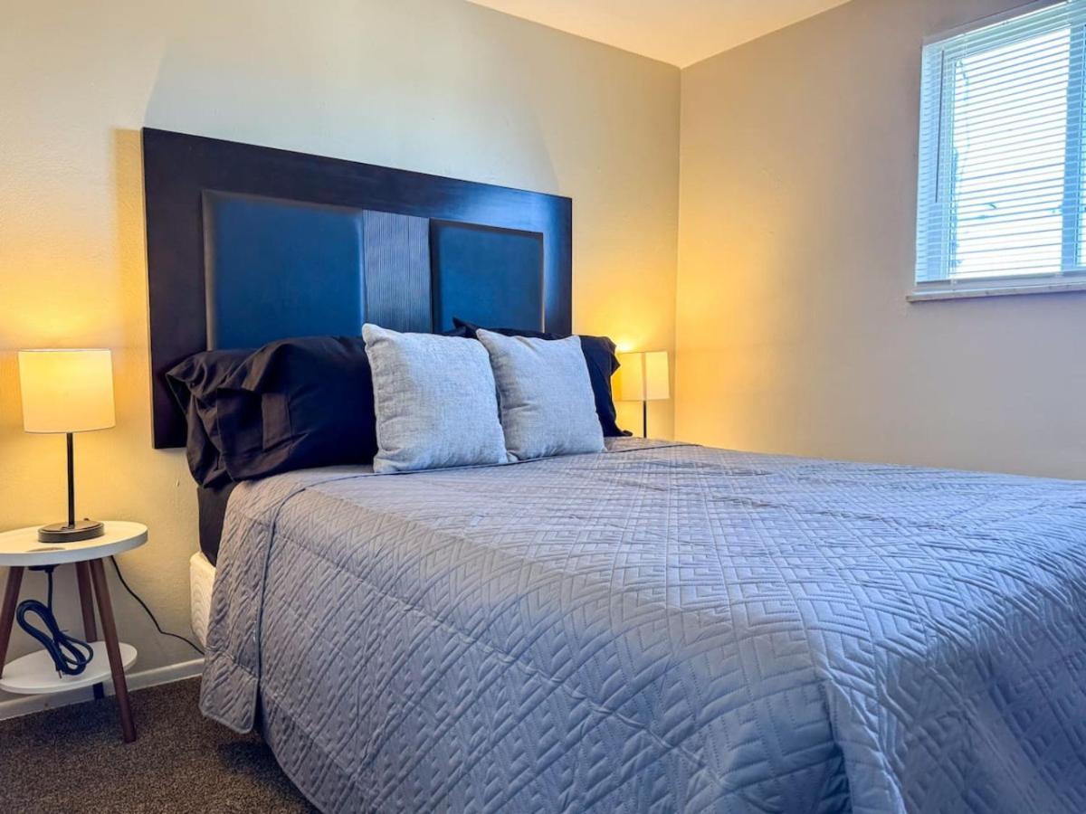 Sleeps 4 Cozy 1 Bedroom With Comfy Queen Mattress