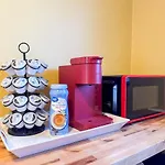 Sleeps 4 Cozy 1 Bedroom With Comfy Queen Mattress