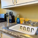 Sleeps 4 Cozy 1 Bedroom With Comfy Queen Mattress