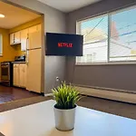 Sleeps 4 Cozy 1 Bedroom With Comfy Queen Mattress