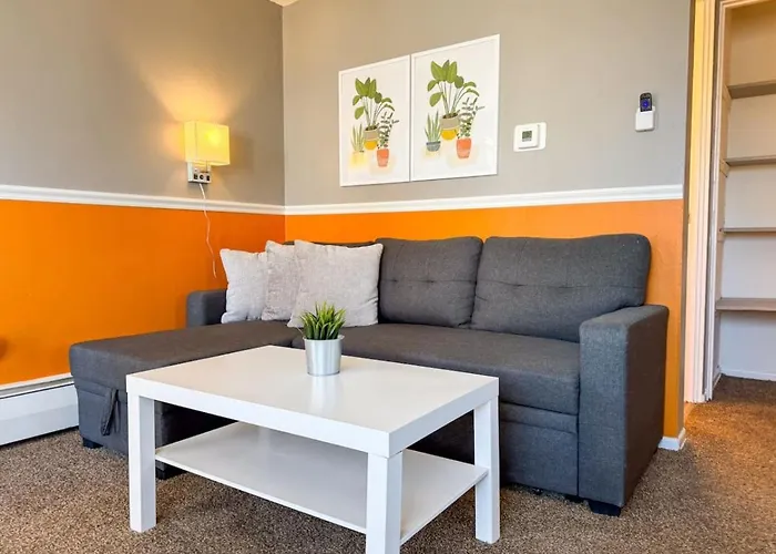 Sleeps 4 Cozy 1 Bedroom With Comfy Queen Mattress