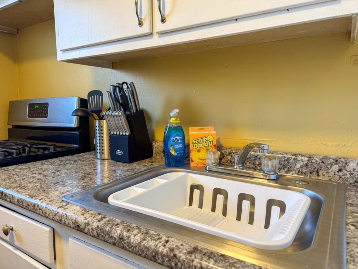 Sleeps 4 Cozy 1 Bedroom With Comfy Queen Mattress *