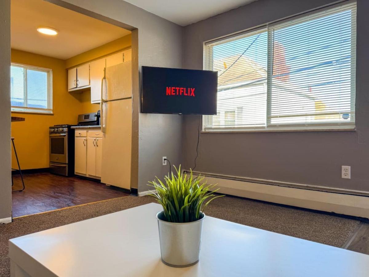 Sleeps 4 Cozy 1 Bedroom With Comfy Queen Mattress *